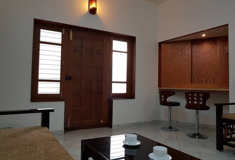 Пансион Roscotel Shara Inn Pondicherry