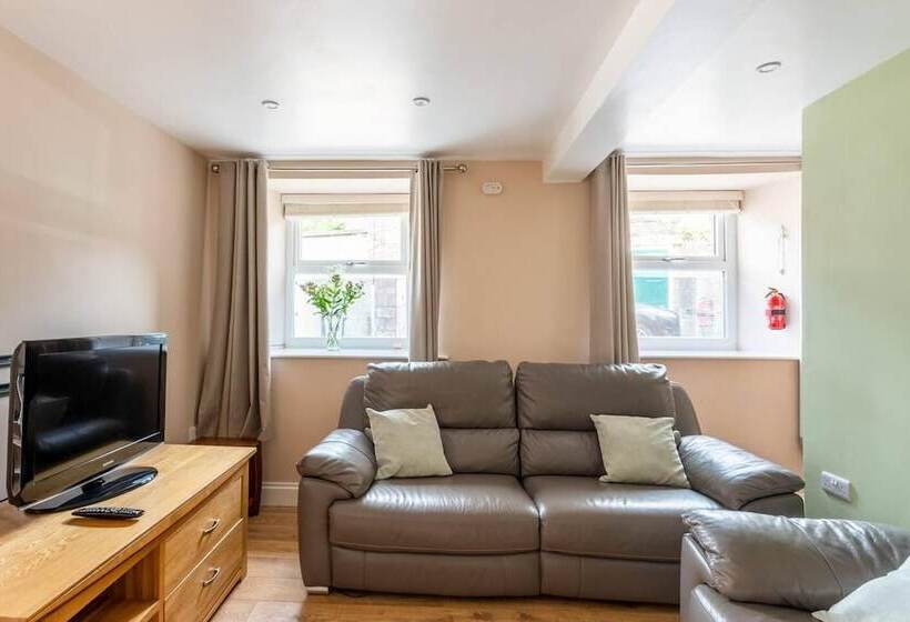 住所  Beautiful 2 Bed House In Egremont Milo S Place