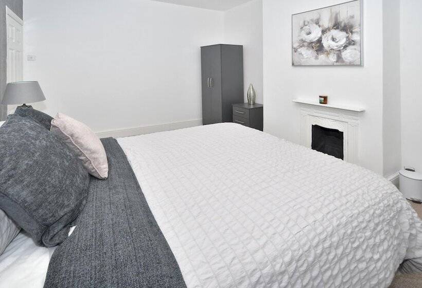 레지던스 Beautiful 3 Bed House By Ministays Stoke On Trent