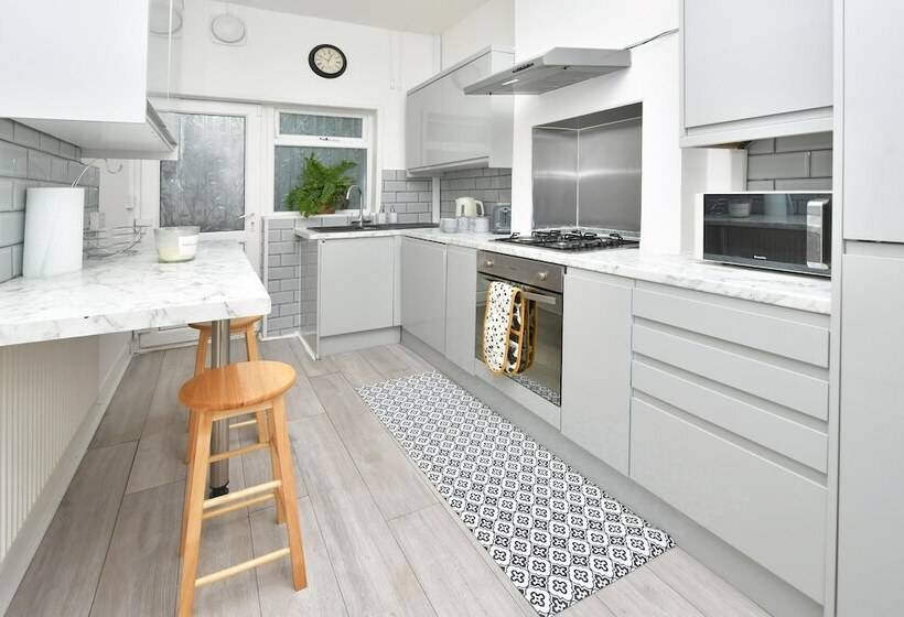 레지던스 Beautiful 3 Bed House By Ministays Stoke On Trent