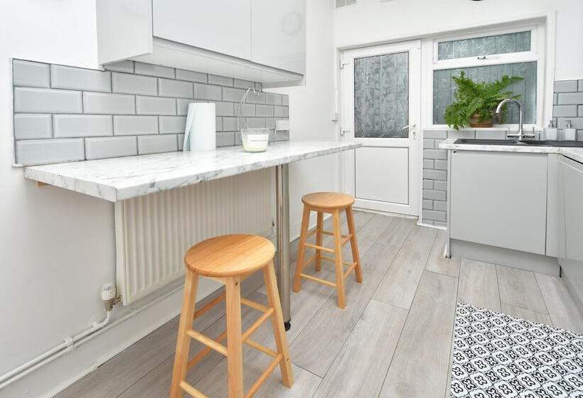 레지던스 Beautiful 3 Bed House By Ministays Stoke On Trent