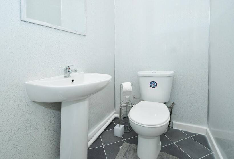 레지던스 Beautiful 3 Bed House By Ministays Stoke On Trent