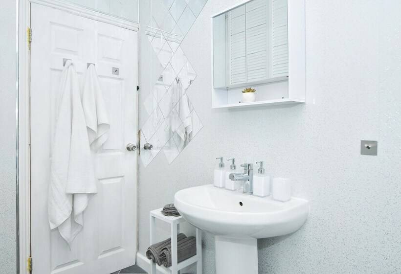 레지던스 Beautiful 3 Bed House By Ministays Stoke On Trent