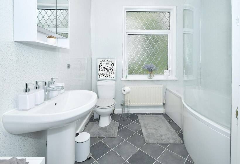 레지던스 Beautiful 3 Bed House By Ministays Stoke On Trent