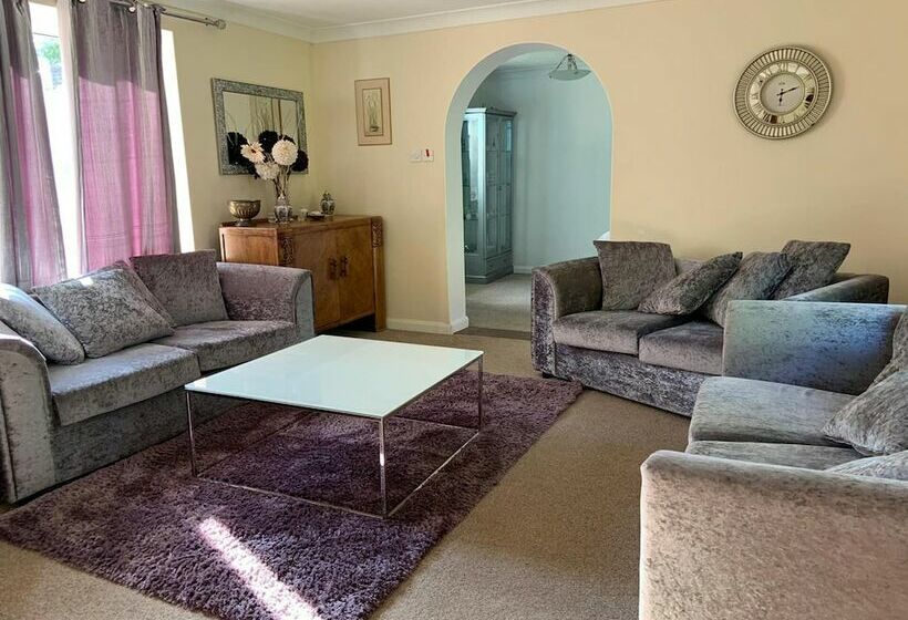 Резиденция Captivating Bungalow With Garden In High Wycombe