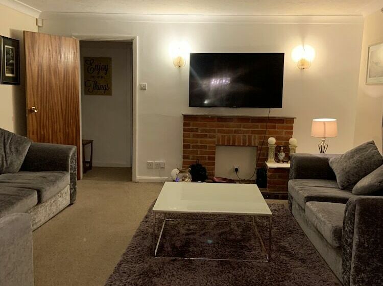 Резиденция Captivating Bungalow With Garden In High Wycombe