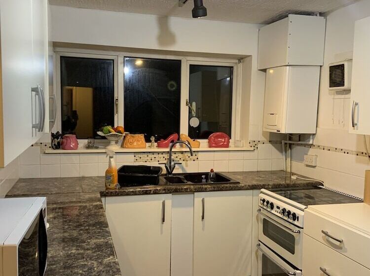 Резиденция Captivating Bungalow With Garden In High Wycombe