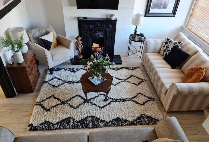 Резиденция Captivating House In Bangor, Northern Ireland