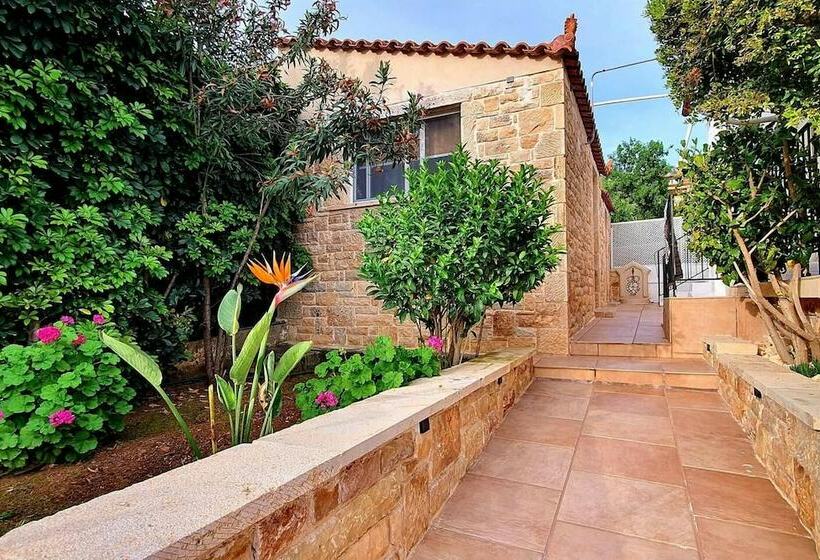 레지던스 Charming 3 Bed House In Tyros