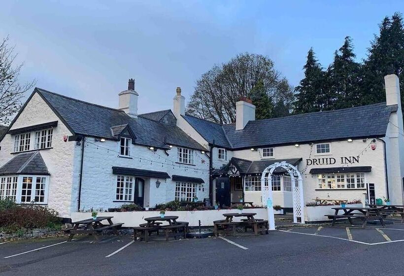 住所  Clwyd Gate Manor Pool Sauna Hottub Cave Wales