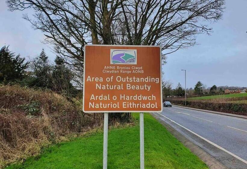 住所  Clwyd Gate Manor Pool Sauna Hottub Cave Wales