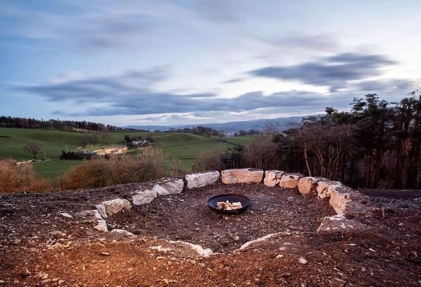 住所  Clwyd Gate Manor Pool Sauna Hottub Cave Wales
