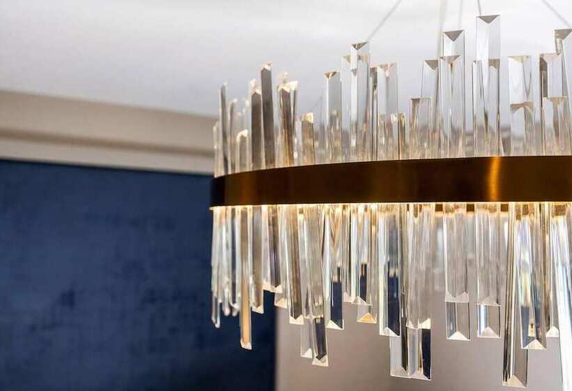 住所  Clwyd Gate Manor Pool Sauna Hottub Cave Wales