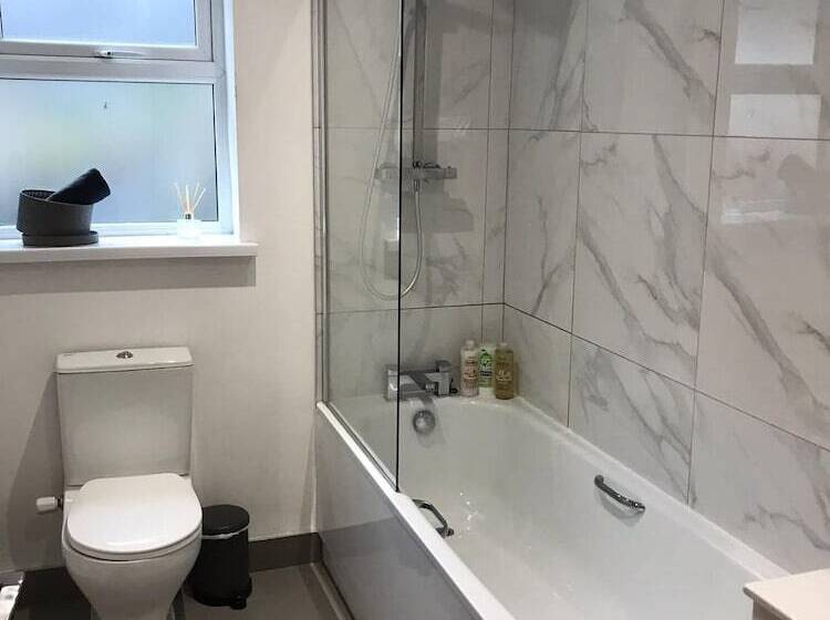 住所  Ella Court Apartments