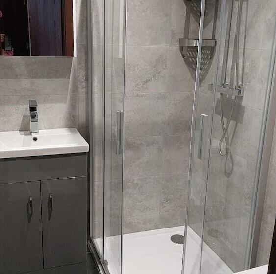 Резиденция Immaculate 12 Bed House Good Amenities In Wigan