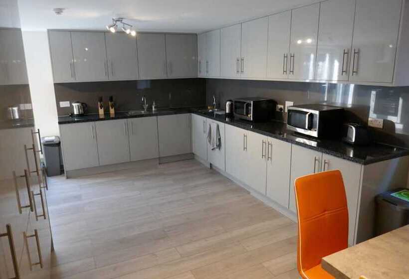 Резиденция Immaculate 12 Bed House Good Amenities In Wigan