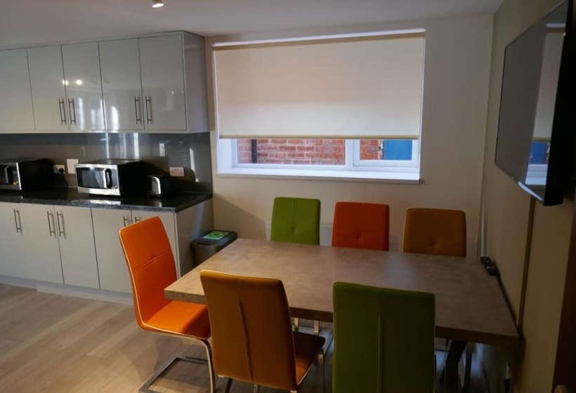 Резиденция Immaculate 12 Bed House Good Amenities In Wigan