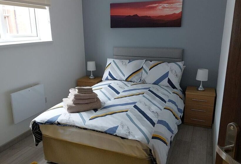 Резиденция Immaculate 12 Bed House Good Amenities In Wigan