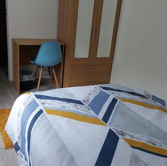 Резиденция Immaculate 12 Bed House Good Amenities In Wigan