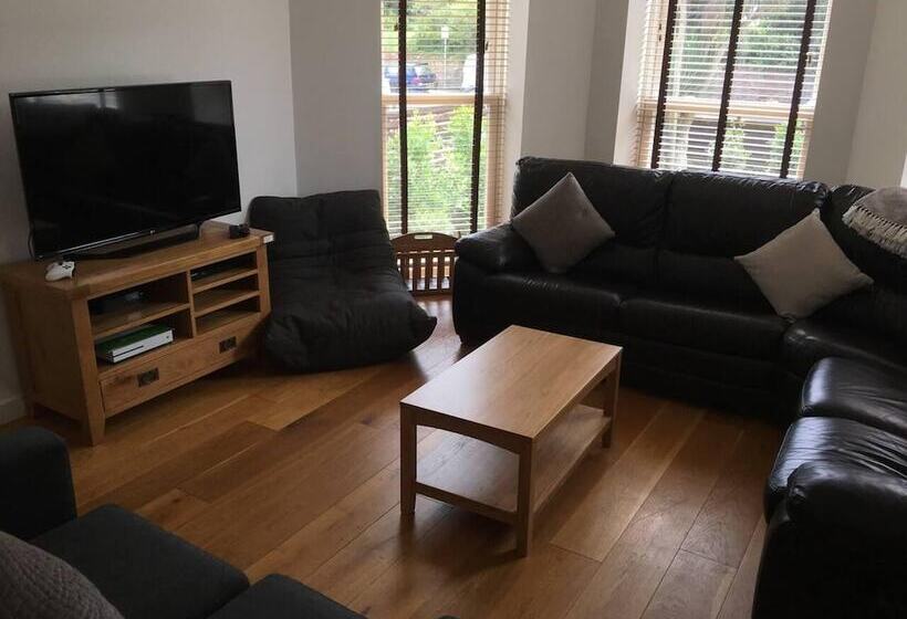 Резиденция Immaculate 4 Bed House In Paignton Near Beach