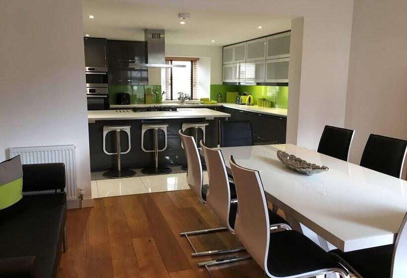 Резиденция Immaculate 4 Bed House In Paignton Near Beach