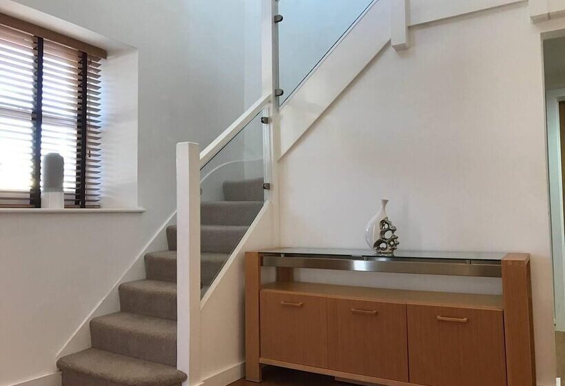 Резиденция Immaculate 4 Bed House In Paignton Near Beach