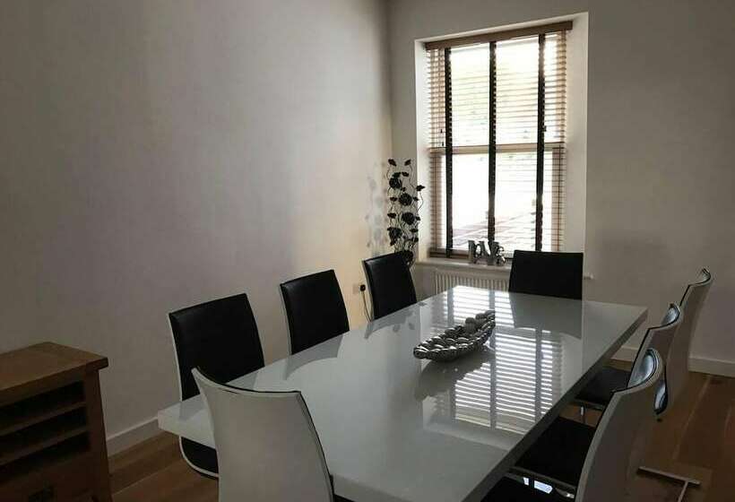 Резиденция Immaculate 4 Bed House In Paignton Near Beach