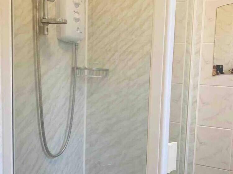 إقامة Immaculate 6 Bed House In Coventry