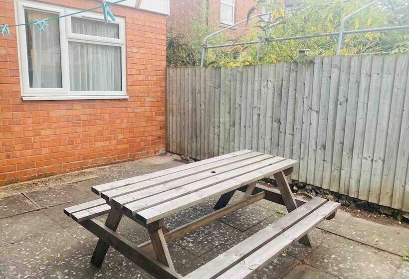 إقامة Immaculate 6 Bed House In Coventry