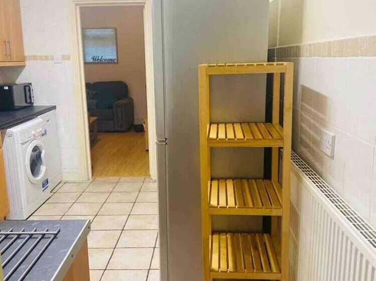 اقامتگاه Immaculate 6 Bed House In Coventry