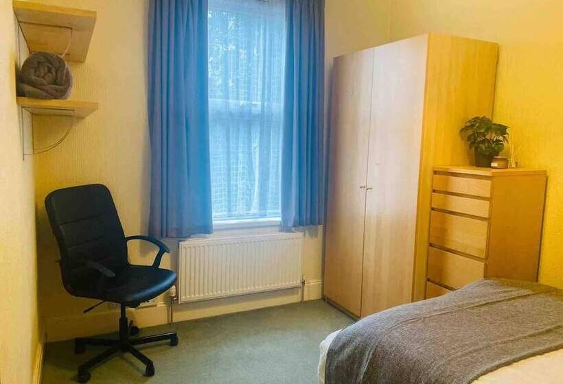 اقامتگاه Immaculate 6 Bed House In Coventry