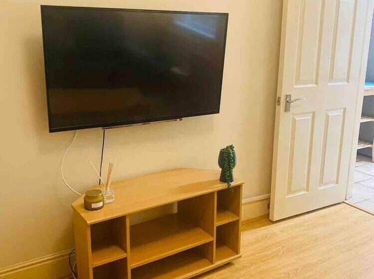 إقامة Immaculate 6 Bed House In Coventry