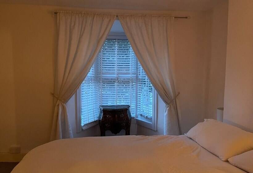 Резиденция Impeccable 2 Bed House In Leytonstone East London