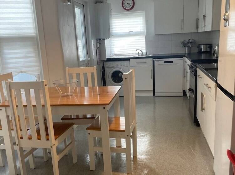 Резиденция Impeccable 2 Bed House In Leytonstone East London