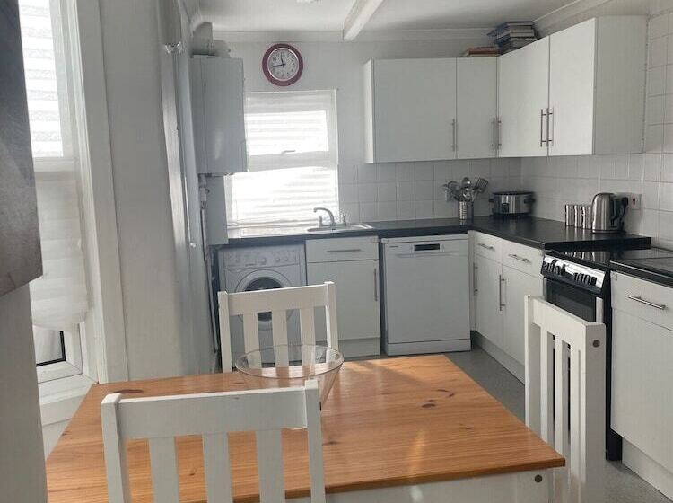 Резиденция Impeccable 2 Bed House In Leytonstone East London
