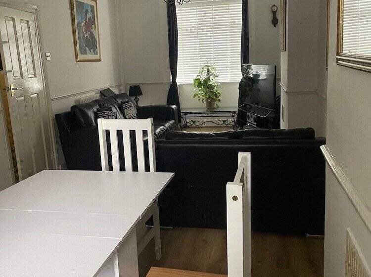 Резиденция Impeccable 2 Bed House In Leytonstone East London