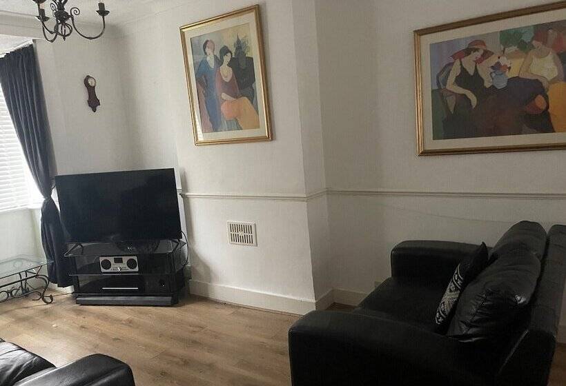 Резиденция Impeccable 2 Bed House In Leytonstone East London