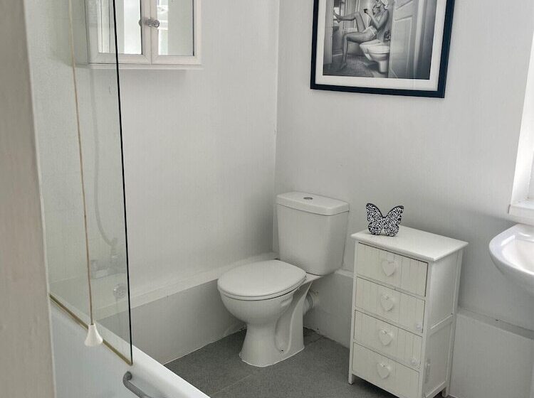 Резиденция Impeccable 2 Bed House In Leytonstone East London