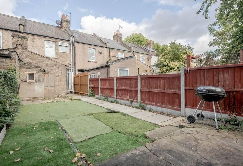 住所  Impeccable And Welcoming 3 Bed House In London