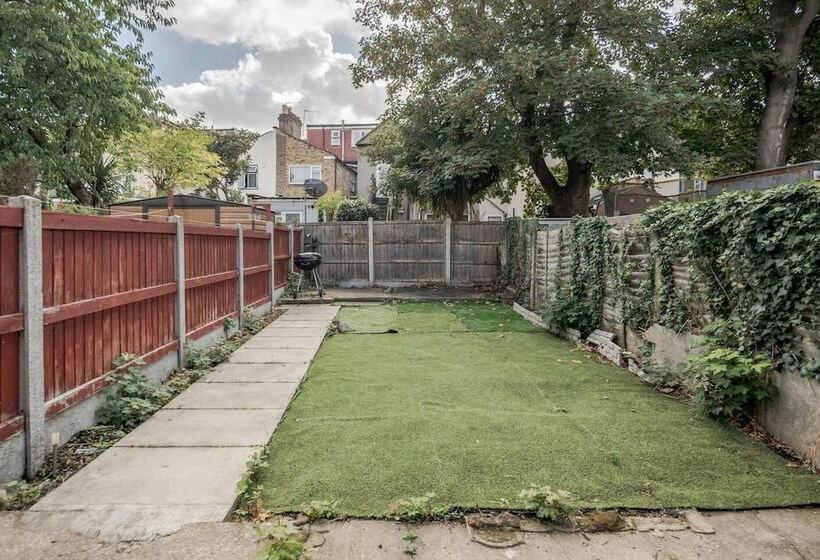 דירת נופש Impeccable And Welcoming 3 Bed House In London