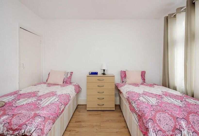 דירת נופש Impeccable And Welcoming 3 Bed House In London