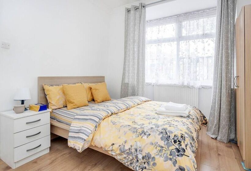 דירת נופש Impeccable And Welcoming 3 Bed House In London