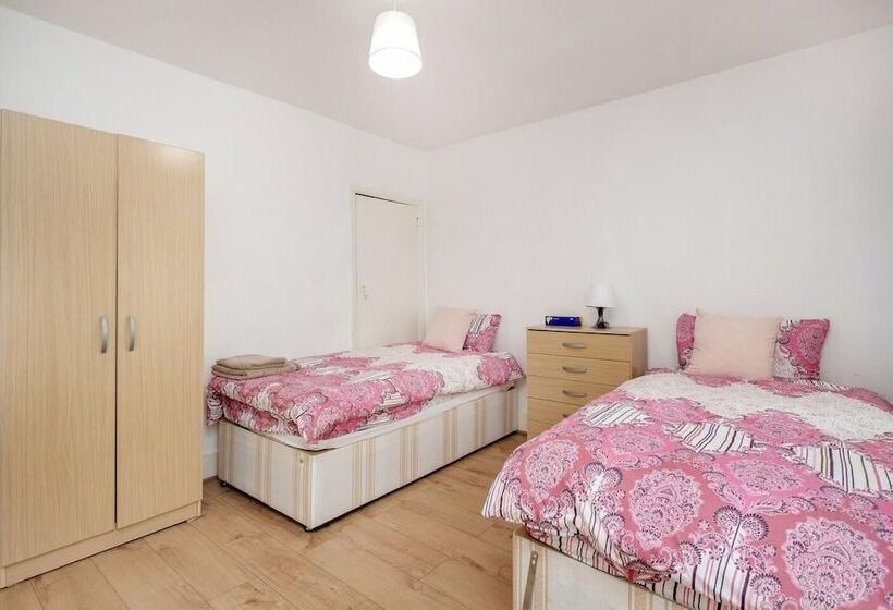 דירת נופש Impeccable And Welcoming 3 Bed House In London