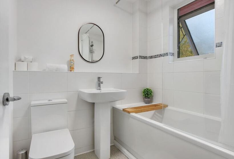 住所  Inviting 2 Bed House In Milton Keynes   Netflix