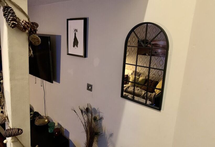 Резиденция Lovely 2 Bed House In Bramley With Field View