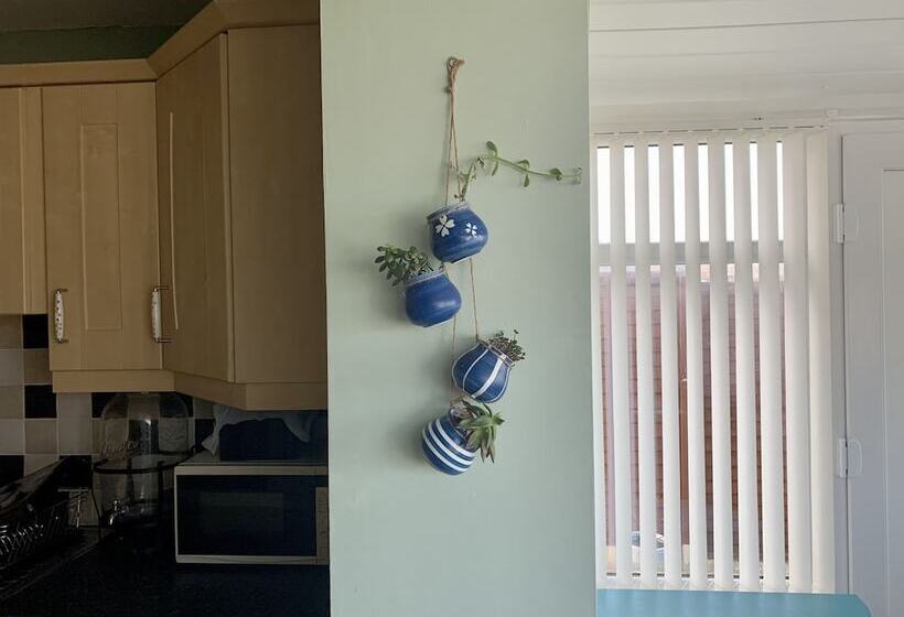 Резиденция Lovely 2 Bed House In Bramley With Field View