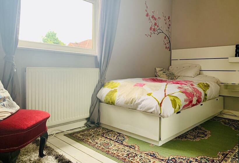 Резиденция Lovely 2 Bed House In Bramley With Field View