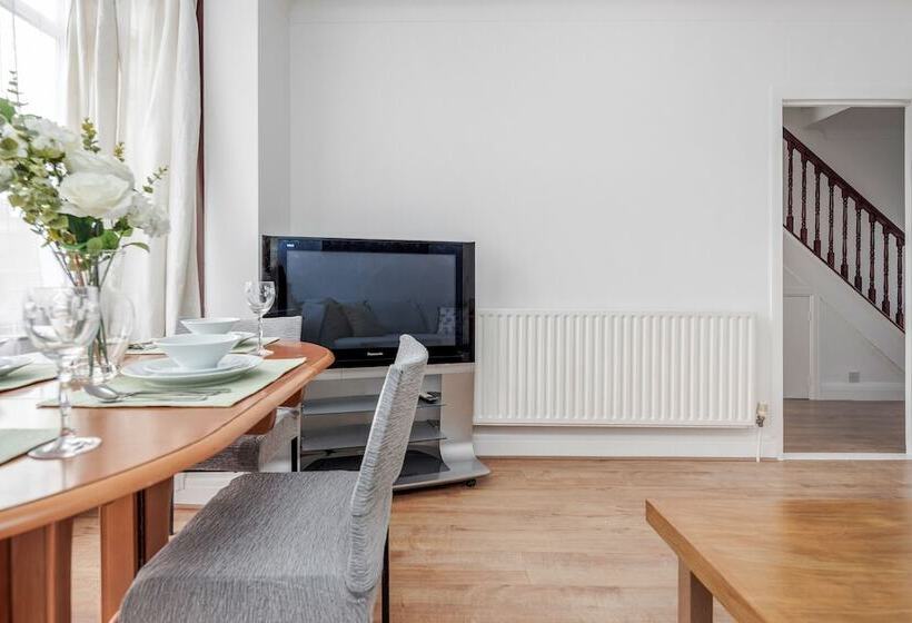 דירת נופש Lovely 4 Bedroom House Near Romford Station