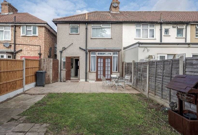 דירת נופש Lovely 4 Bedroom House Near Romford Station