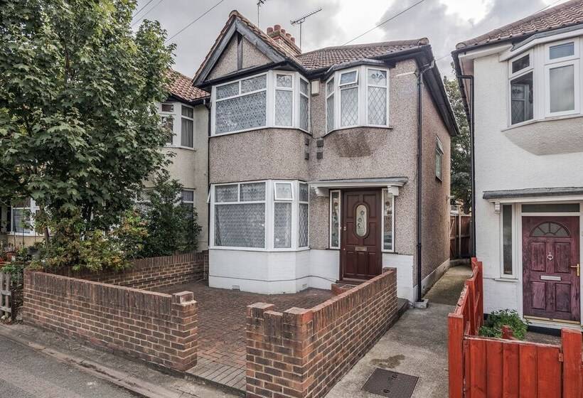 דירת נופש Lovely 4 Bedroom House Near Romford Station